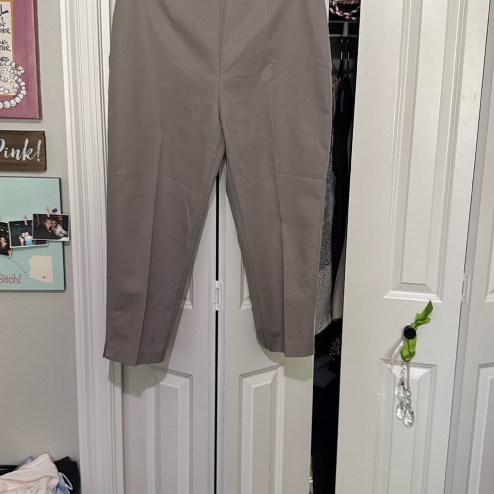 Chico's Gray Ankle-Length Cropped Pants